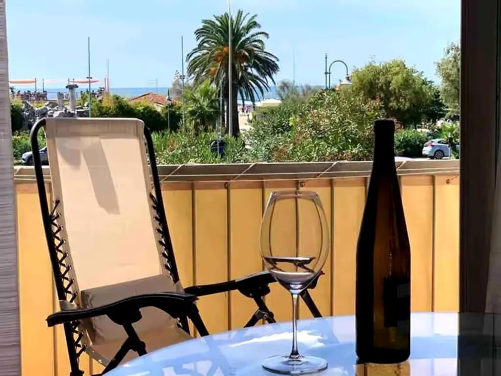 Apartment Villa Marina Di Pietrasanta With Private Pool 200M From The Beach Italy