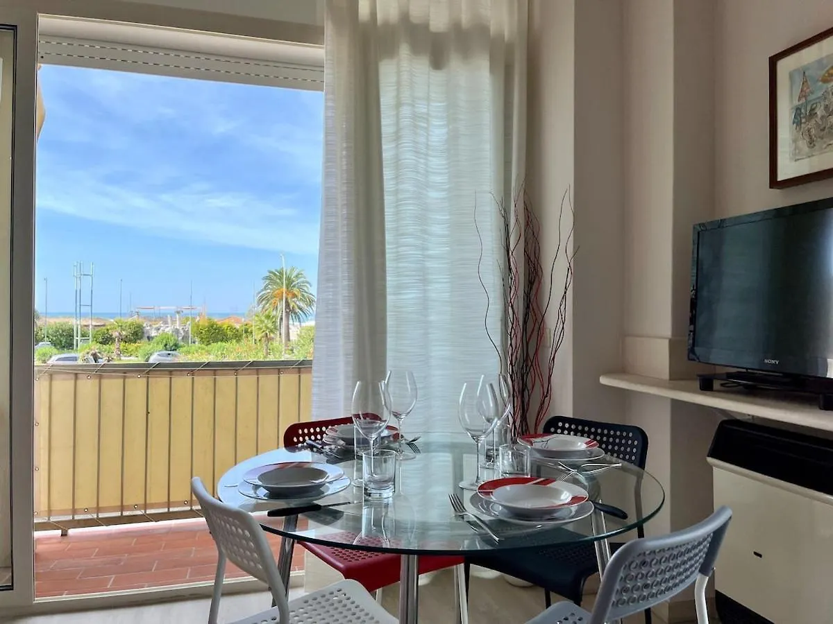 Apartment Villa Marina Di Pietrasanta With Private Pool 200M From The Beach